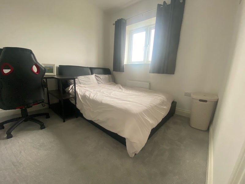 Photo 1: Double bedroom