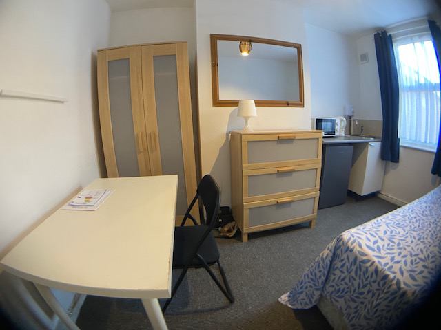 Photo 1: Furnished bedroom