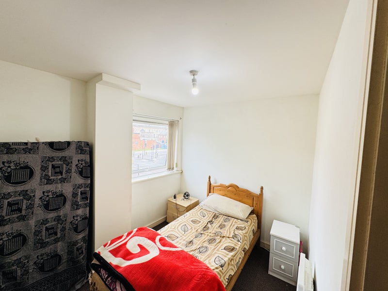 Photo 1: Single bedroom 