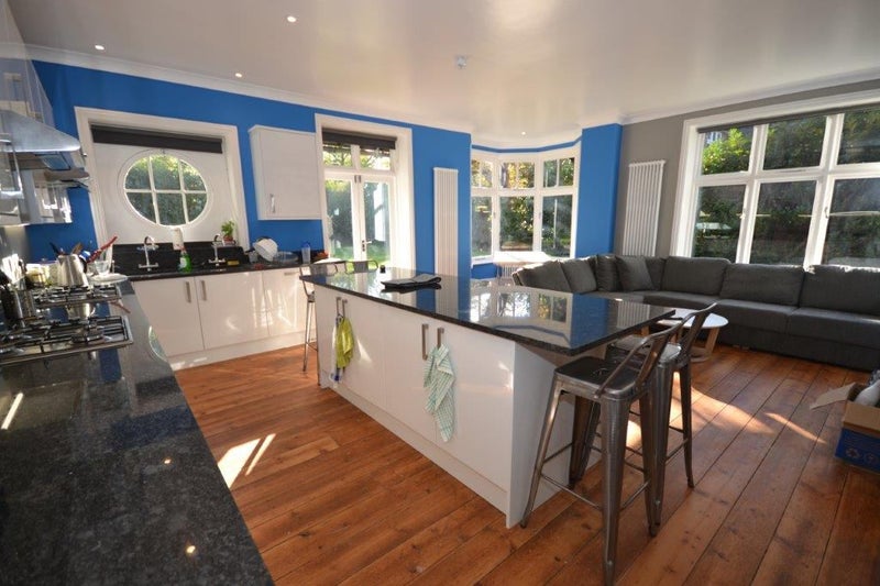 Photo 1: Lounge / Kitchen 