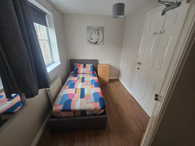 Photo 1: ROOM 4