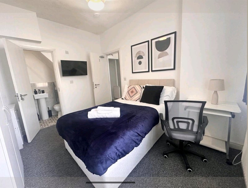 Photo 1: Room 1 Ensuite £499 pcm with 32" smart TV