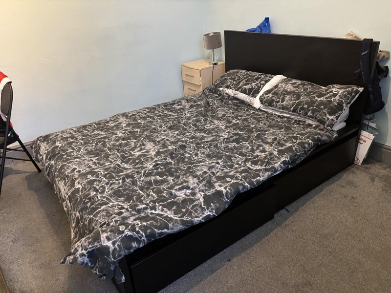 Photo 1: Bedroom