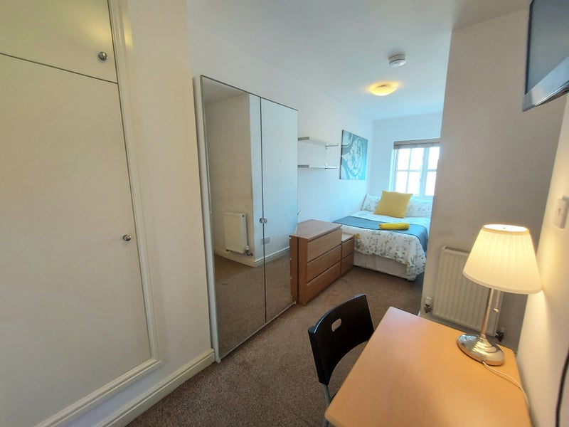 Photo 1: Room 4