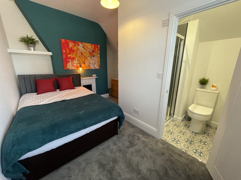 Photo 1: Room 5 - double bed