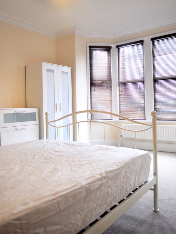 Photo 1: Bedroom Aspect 1