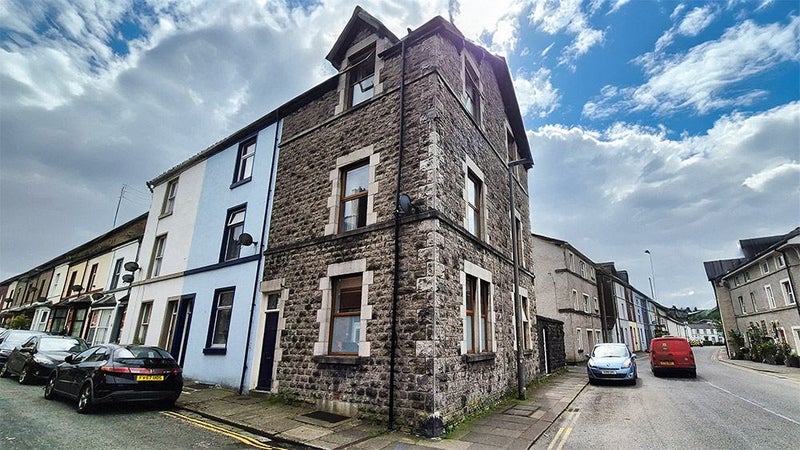 Photo 1: Exterior