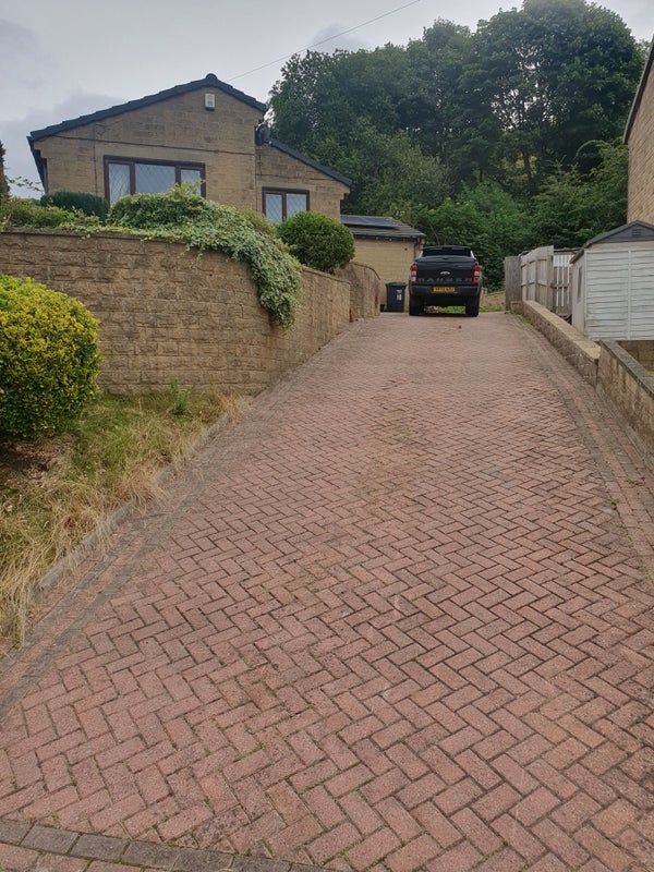 Photo 1: View of property from front on cul de sac