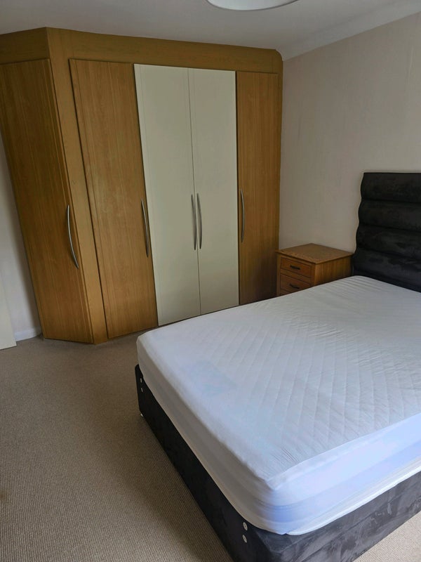 Photo 1: Bedroom (2)