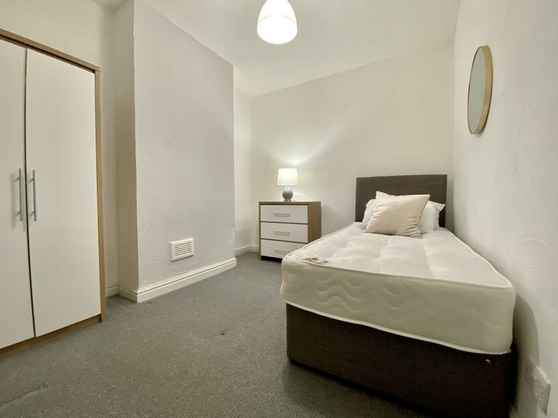 Photo 1: Room 4 with double bed