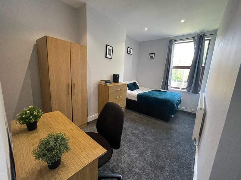 Photo 1: Bedroom 1