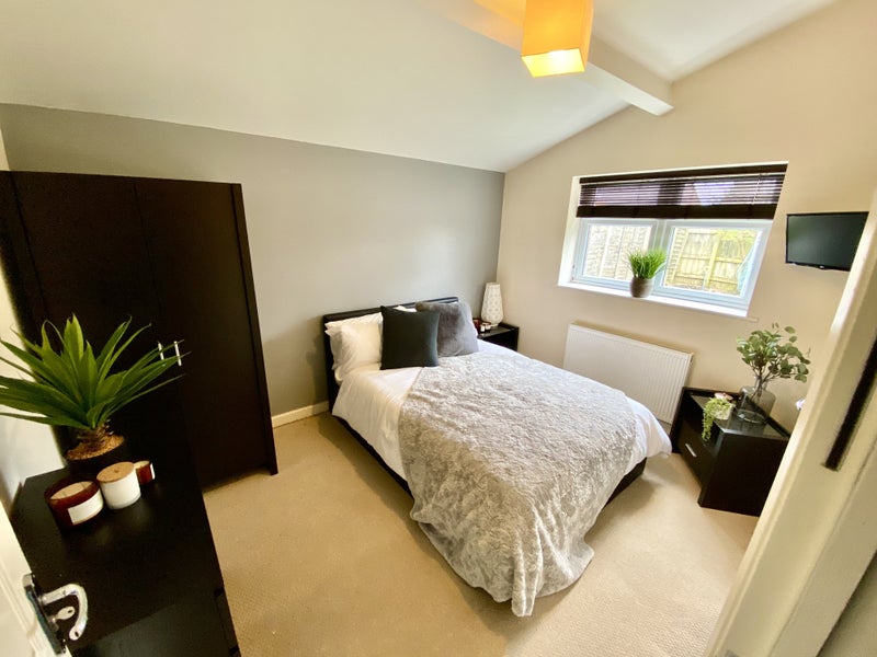 Photo 1: Good size double bedroom with en-suite 