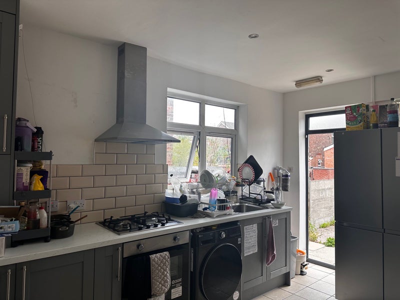 Photo 6: Kitchen 