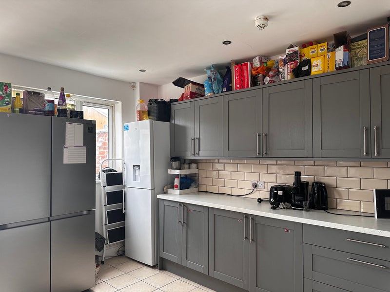 Photo 7: Kitchen