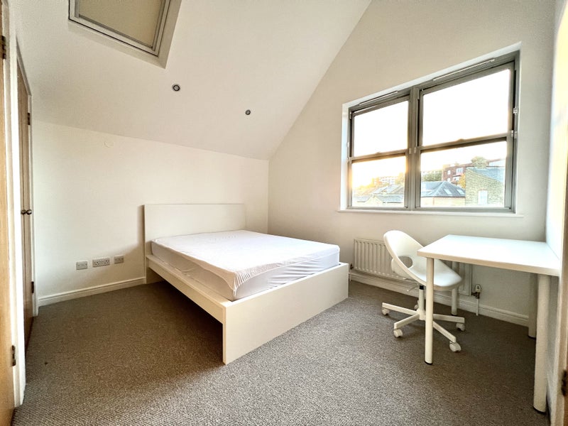 Photo 1: Room 4 - Ensuite £245