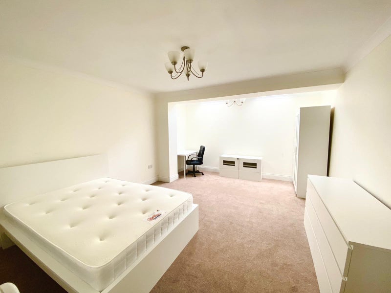 Photo 1: Room 2 £250