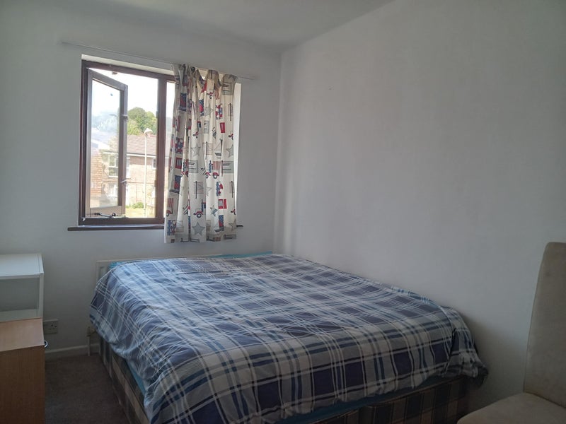 Photo 1: Double bedroom 