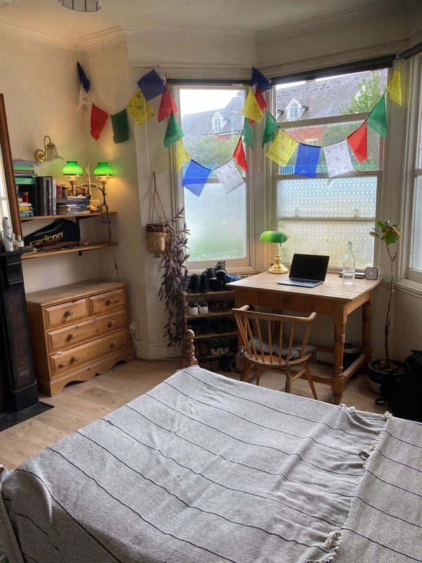 Photo 1: Room to Rent