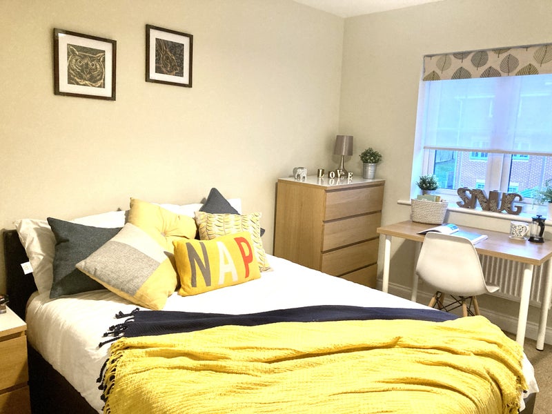 Photo 1: Room 2 - Bright and well-ventilated double ensuite room