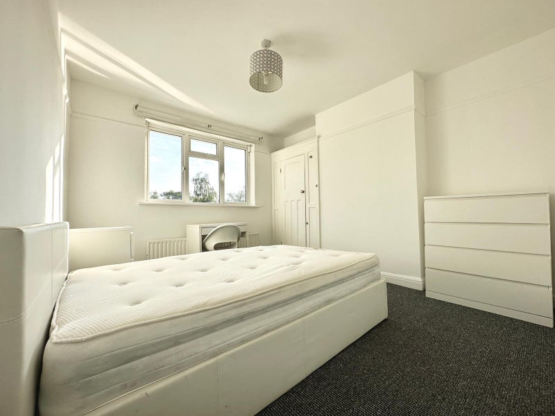 Photo 1: Room 2 £220