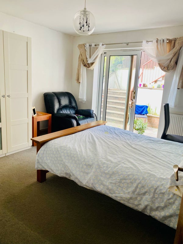 Photo 1: Double bedroom 