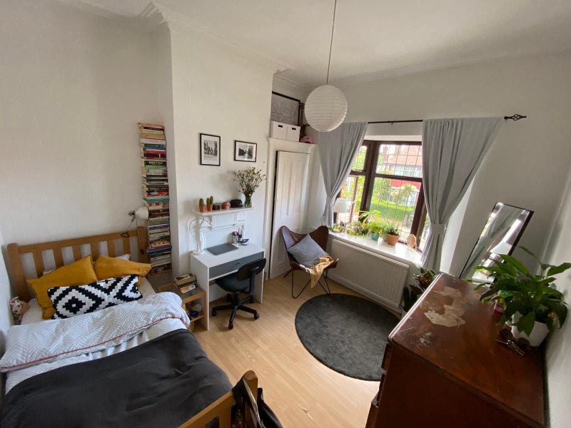Photo 1: Bright and spacious bedroom