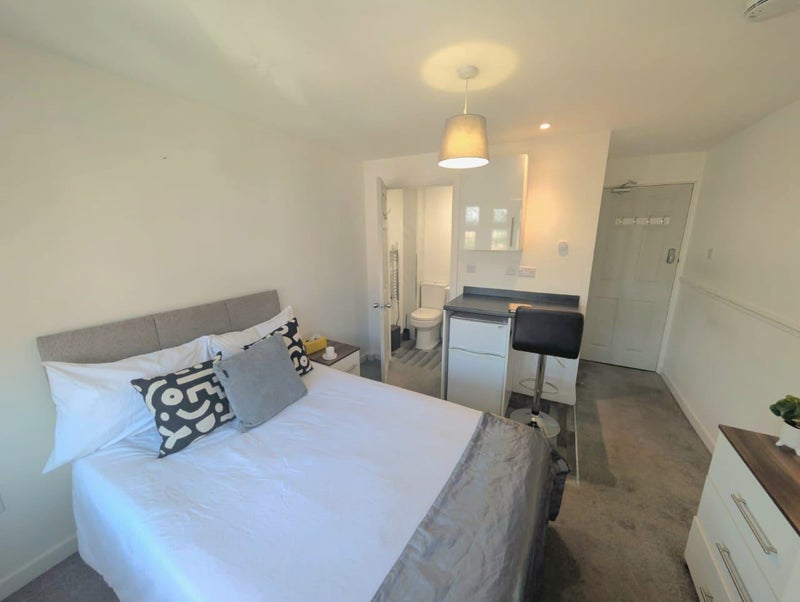 Photo 1: Room 3 en suite