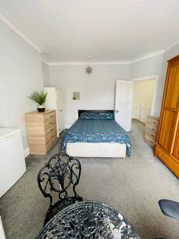 Room To Let ' Double Room To Let In Streatham' Room to Rent from SpareRoom