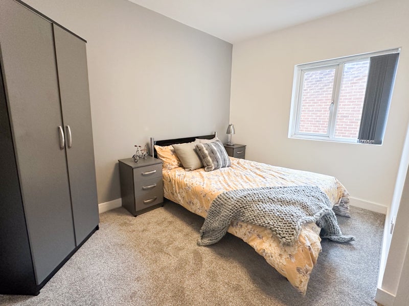 Photo 1: Bedroom 3