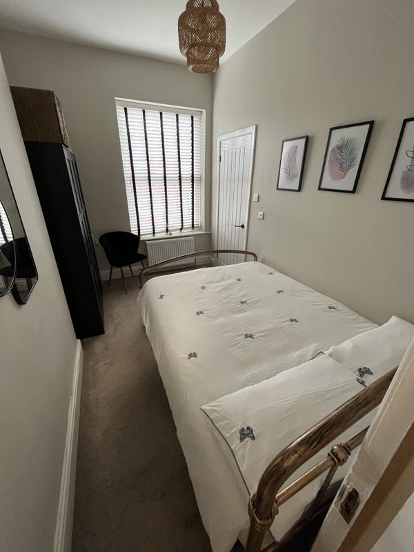 Photo 1: Bedroom 1
