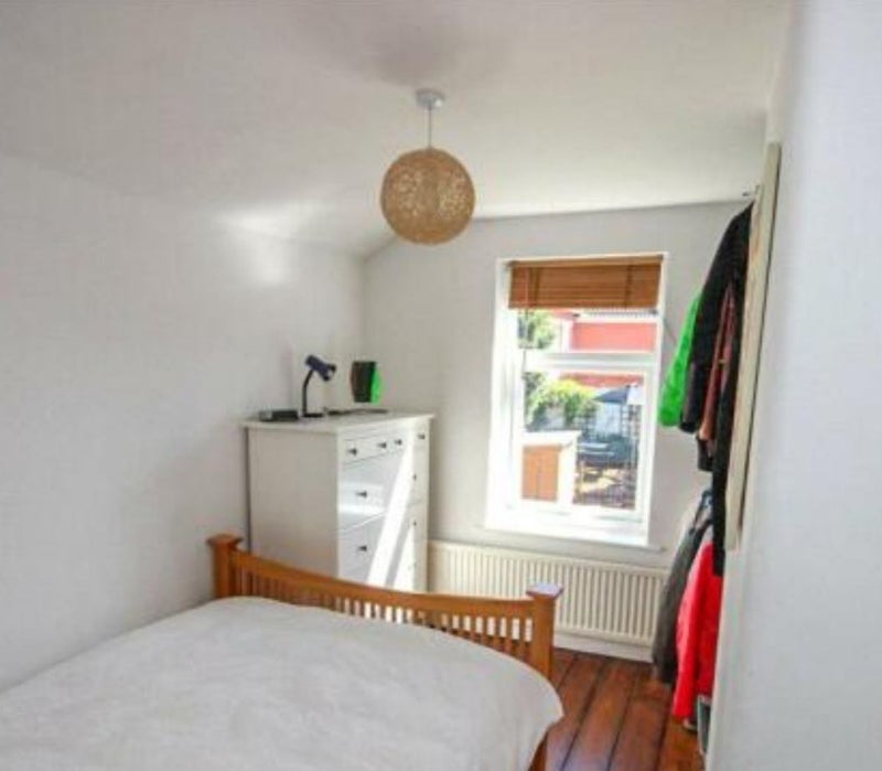 Photo 1: Double bedroom overlooking the garden