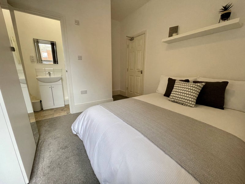 Photo 1: Room 2 w/ Ensuite