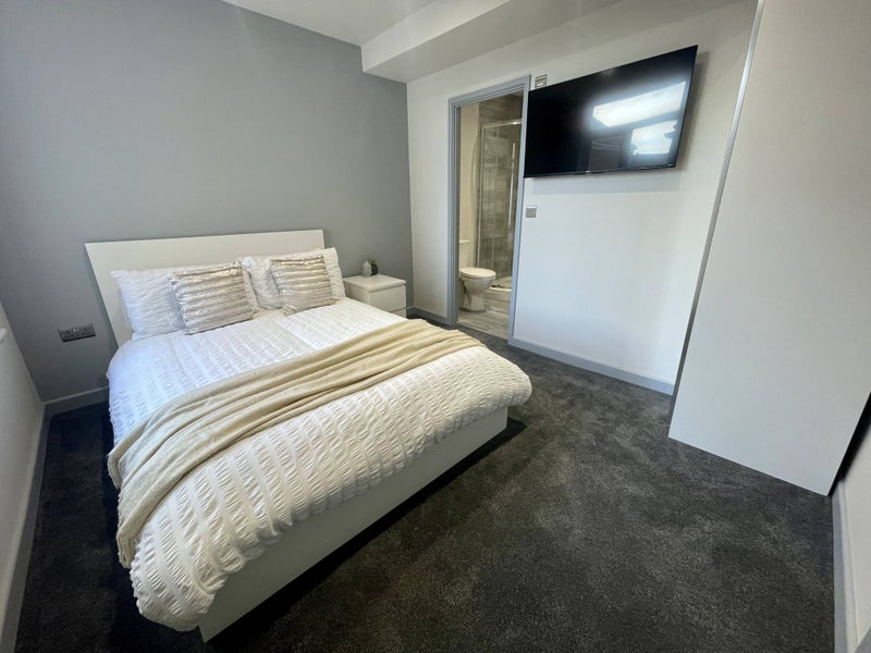 Photo 1: Room 4 w/ Ensuite