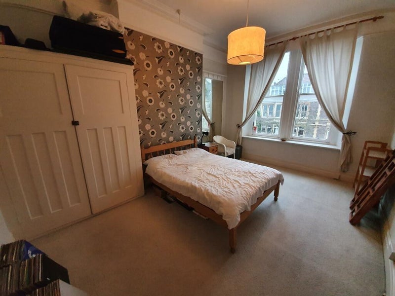 Photo 1: Room for Rent