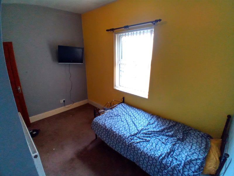 Photo 1: Bedroom, double bed to replace single