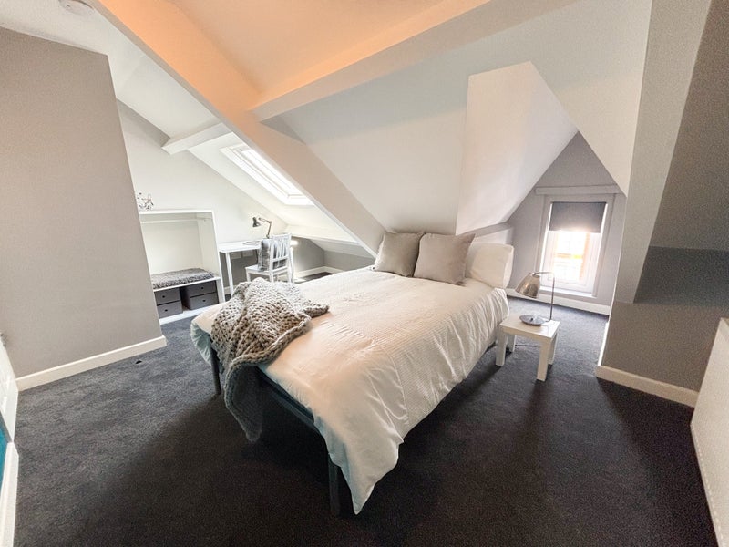 Photo 1: Room 9