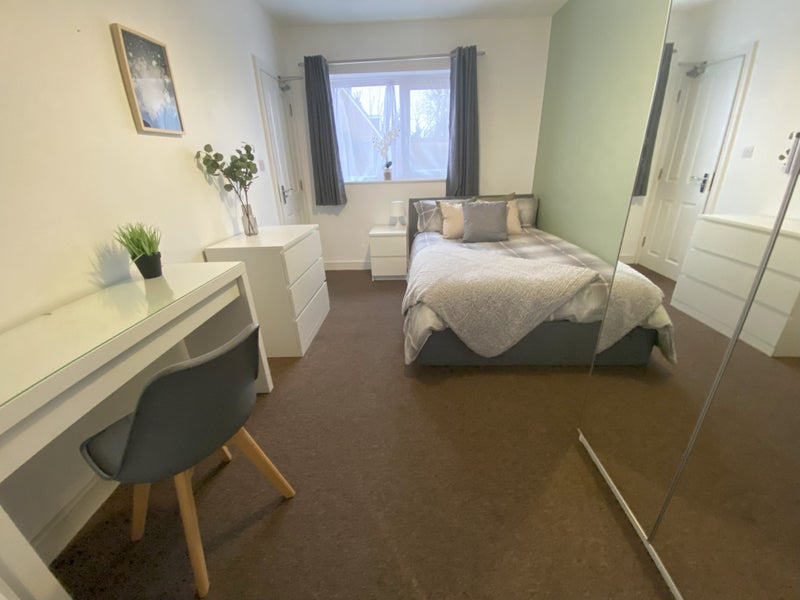 Photo 1: Double en-suite £785 
