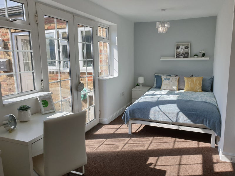 Photo 1: Large Double En-suite £800