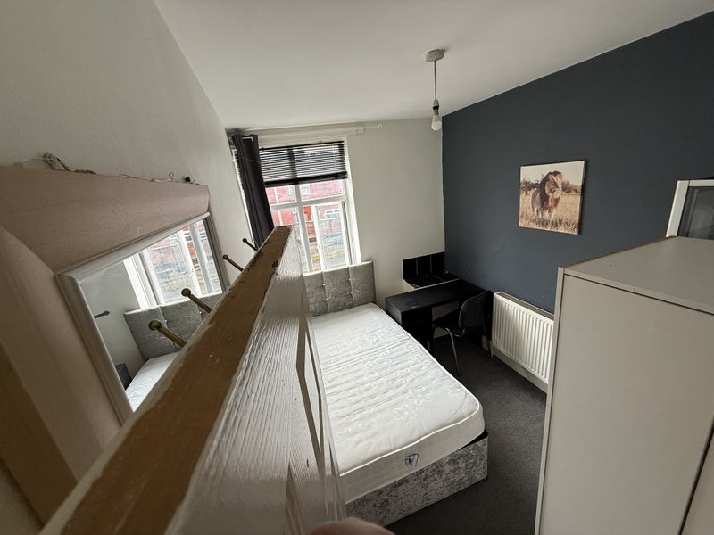 Photo 1: Hi, i had to remove the black desk from the side of the bed because could be dangerous! The room is