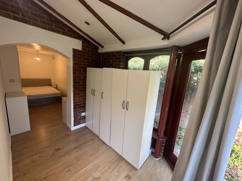 Photo 1: ROOM E  + garden