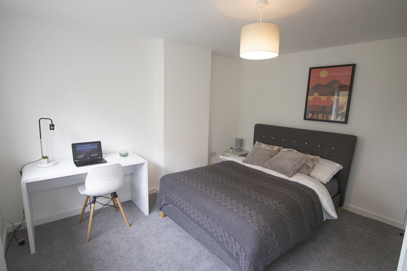 Photo 1: Room 3 Spacious En Suite