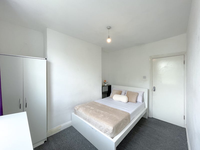 Photo 1: Room en-suite