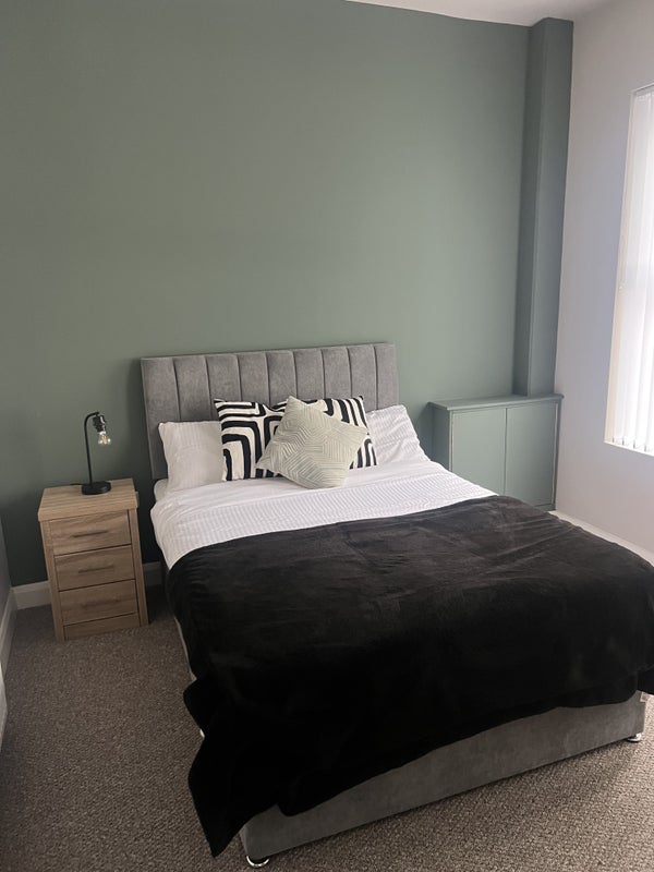 Photo 1: Room 1 