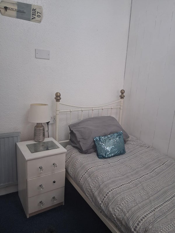 Photo 1: Single room