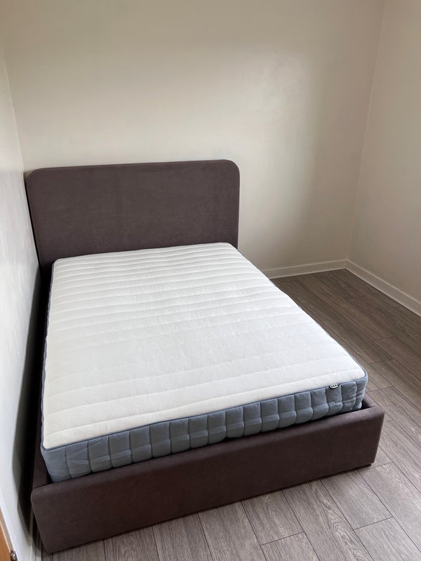 Photo 1: Double Bed and Room