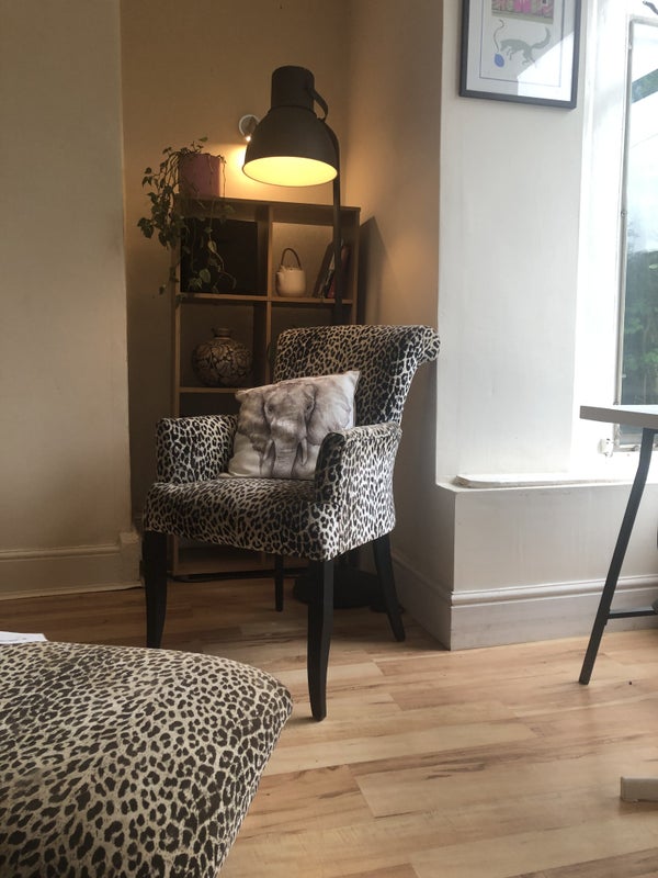 Photo 1: Front lounge