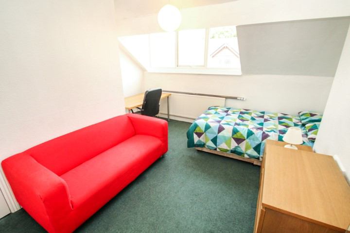 Photo 1: Room 4