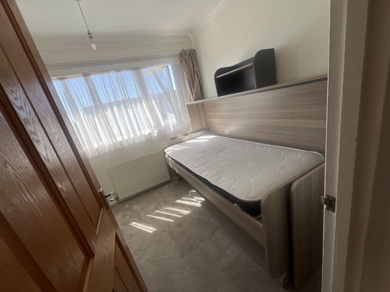 Photo 1: Bed+table