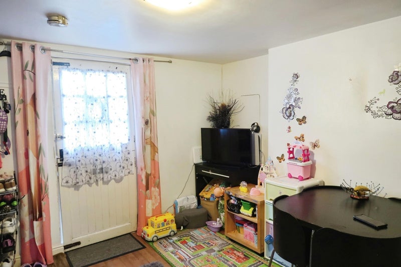 Photo 1: Living room 