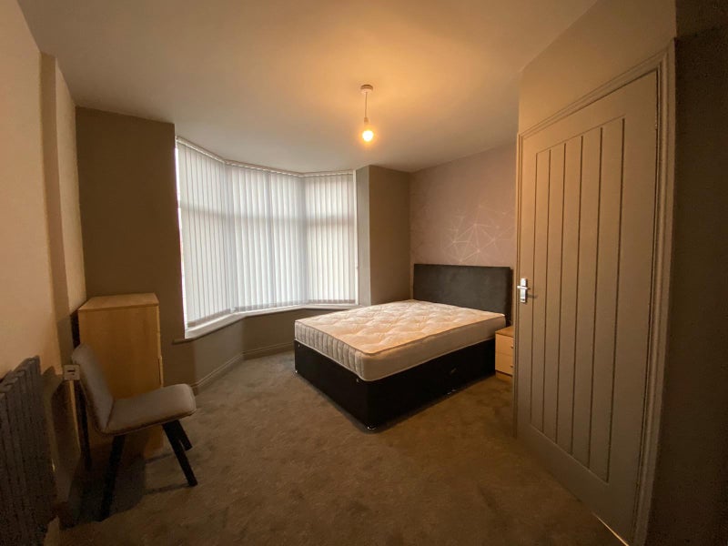 Photo 1: Room 1 Ground floor Large En Suite